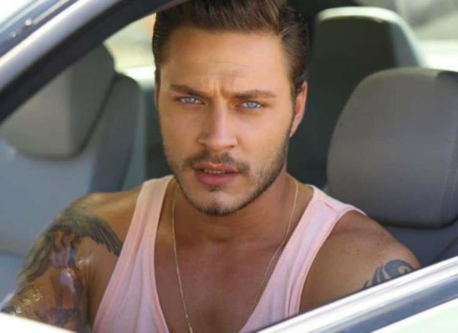 Karagl dizisinde yer alan oyuncu 100 blm oynad. Daha sonra Hayat Sevince Gzel dizisinde barol oynad.