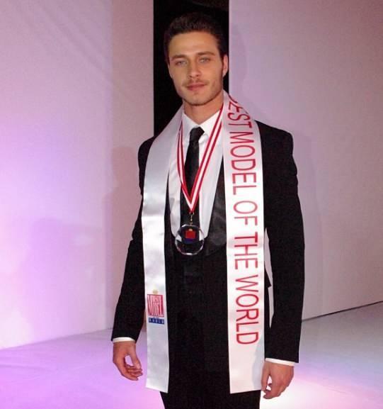 1.91 boyundaki yakkl oyuncu Ayenur zkan ile 2013 ylnda gizlice evlenmi 2015 ylnda ise boanmt.