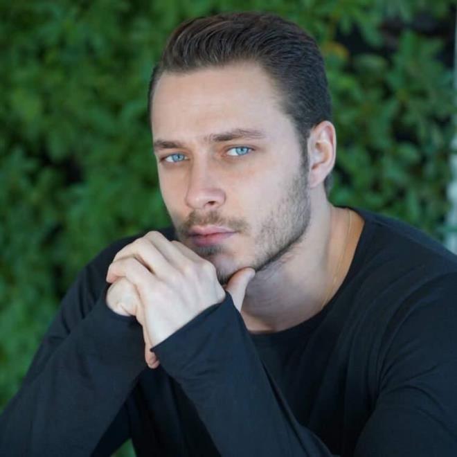 Sz dizisinde de yer alan Selim karakterini oynad.