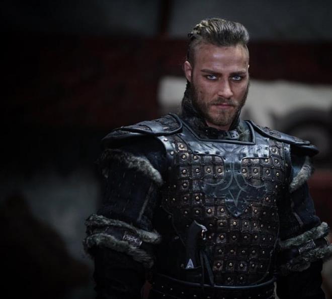 BURAK ELK KMDR?    21 Temmuz 1992 stanbul'da dnyaya gelen Burak elik, 2013 ylnda Best Model Of Turkey katld ayn yl Best Model of World'de katlarak birinci seildi.