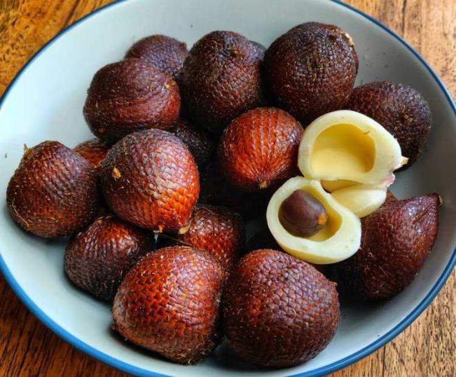 * YILAN MEYVES    Egzotik meyveler arasnda en ilginci olan ylan meyvesi, d grnm ile ylan derisine benzer. Bali, Jakarta gibi yerlerde yetiir. eriinde yksek oranda sakinleitirici madde barndrr. Gnd ebir tane yemek btn sinirlere iyi gelir.