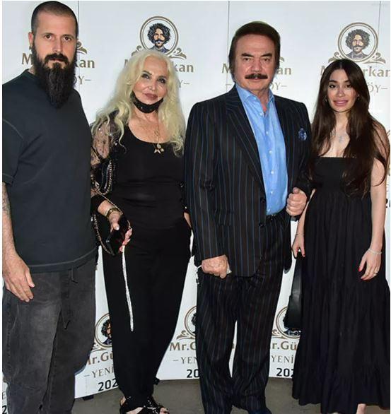 Restorann alna; Orhan Gencebay, Mehmet Ali Erbil, Serdar Orta, Wilma Elles, afak Sezer ve efin oyuncu nianls Fatma Topta katld. Grkan ef, kilosu 32 bin TL olan, Japonya?nn Wagyu blgesinde zel iftliklerde yetitirilen dnyaca nl ?Kobe eti'ni misafirlerine tantan ve tattrd.