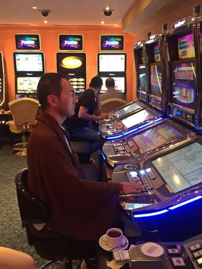 Alta grntlenen bir dier nl isim Serdar Orta't. Yeni arklar iin almalar yaptn syleyen 52 yandaki popu, meslekta Sinan Akl'n 'Serdar ark yapnca yaz gelirdi, bu yl yapmad iin ben yaptm" szlerine u yant verdi: