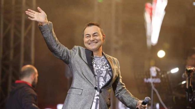 Maddi olarak zor durumda kald iin tm arklarnn telif haklarn satma yoluna giden popunun, be yllk sre karlnda 1 milyon TL ald iddia edilmiti.