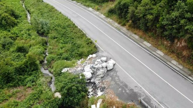 stanbul Arnavutky 'de Hacmal yolu kenarna braklan 20'ye yakn uvaldan yaylan kt koku mahalle sakinlerini rahatsz etti.