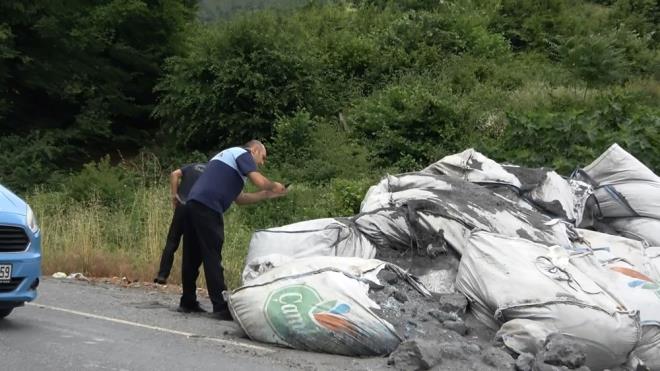 "HAFRYAT ALITIIMIZ BR EY OLDU"    Hacmal Mahalle Muhtar Hayri Peketin, evrede yaayan vatandalarn atklar nedeniyle zehirlenmekten korktuunu syledi.    "Bizim kyn meydanna bile dkyorlar, engel olamyoruz" diyen Peketin, "Hafriyat artk altmz bir ey oldu ama bu kimyasal biraz farkl" dedi.