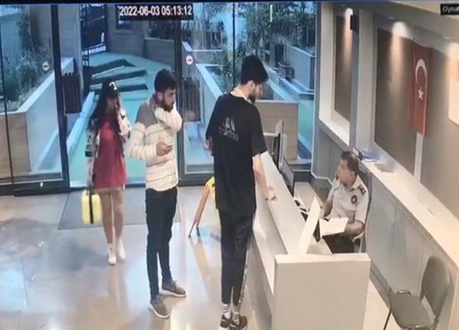 Hrszlk Bro Amirlii ekipleri tarafndan olayla ilgili balatlan soruturmada hrszlarn bina giriinde gvenlik kameralarnca grntlendii belirledi.