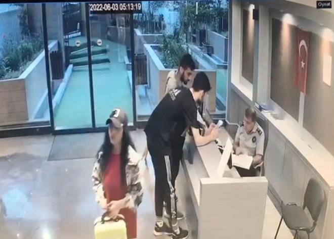 Polis ekipleri olay srasnda mini etek giyen kadn hrszn bacanda bir dvme olduunu tespit etti. Bu bilgi kullanlarak phelinin daha nceden de 22 adet su kayd bulunan Hazar M.(23) olduu tespit edildi.