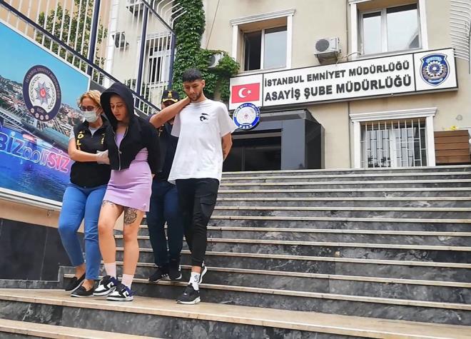 stanbul Kathane'de bir rezidansa girerek hrszlk yapan iki kii polis ekiplerince yakaland.