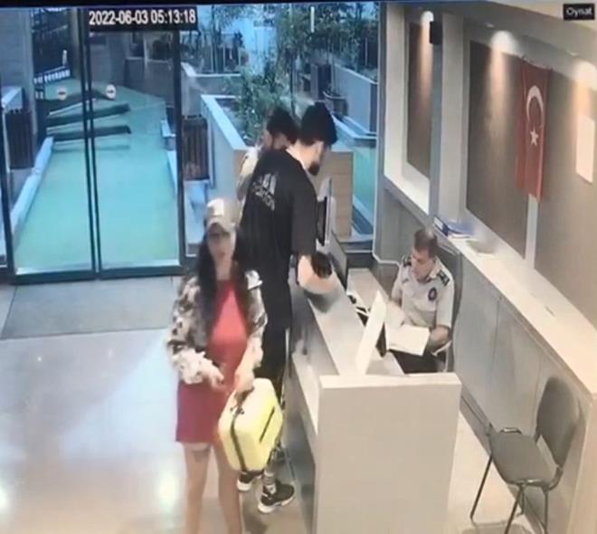 Grntlerde iki phelinin bina giriine gelerek gvenlik grevlisini oyalad bu srada kadn hrszn ieri girdii grld. Bir sre sonra eli kolu dolu bir ekilde yeniden grntye giren kadn hrszn binadan karak uzaklat grld.