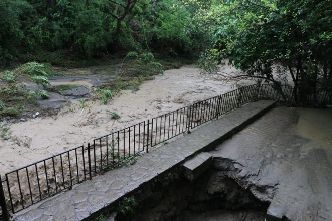 ARALAR KULLANILAMAZ HALE GELD    Dzaa Mahallesi'nde ise 3 otomobil, selde srklendi. Otomobiller kullanlamaz hale gelirken, selde mahsur kalan bir vatanda ise kepeyle kurtarld.