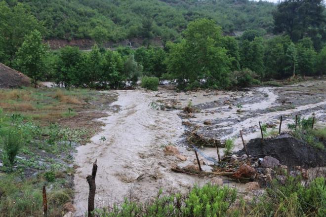 Yala baz cadde ve sokaklarda taknlar yaand.