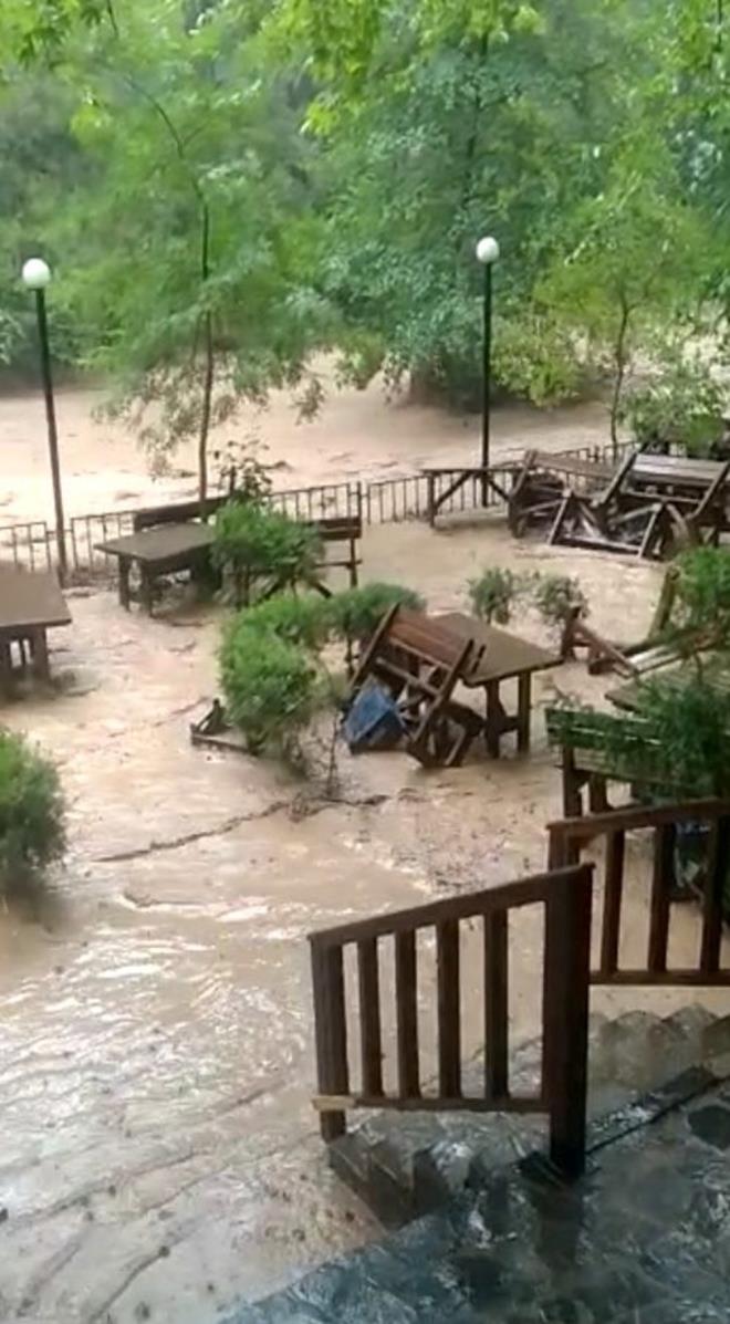 Kozan ilesindeki Dalcak mesire alannda ksz Deresi tat, su baskn meydana geldi. Masa ve sandalyelerin selde srklendii anlar, cep telefonuyla grntlendi.