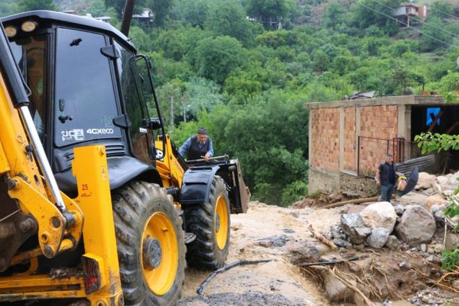 Yarm saatlik yan ardndan blgede zarar gren aralarn hasar tespit almalar sryor.