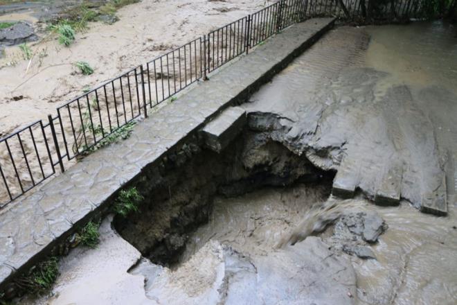 Alparslan Trke Bulvar?nda su birikintileri nedeniyle aralar ilerlemekte zorlannca trafik zaman zaman durma noktasna geldi.    Yamura hazrlksz yakalananlar ise slanmaktan kurtulamad.