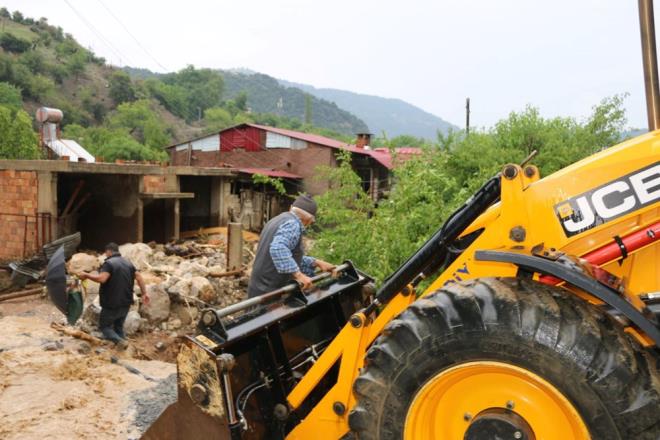 Adana'nn Kozan llesinde ve evre ilelerde saat 14.00 sralarnda balayan ya, ksa srede iddetini artrd.