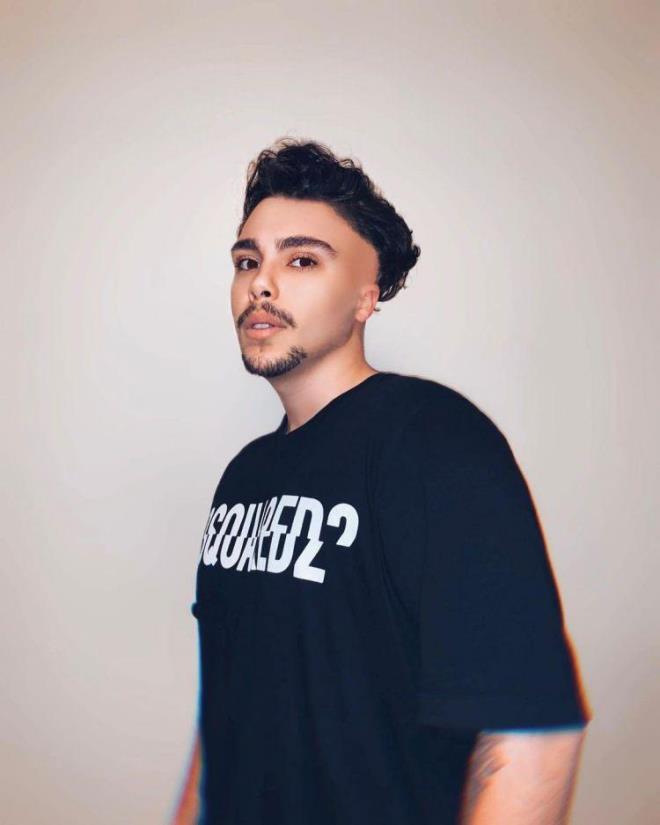 5 sene nceki halinden olduka farkl olan Aziz Kiraz, sosyal medyada yapt paylamlarla yeniden gndeme geldi.