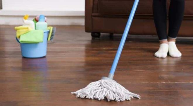 Parke temizliinde kullanlr<br>    Taze demlenmi ay, ahap mobilya ve zemin temizlii iin mkemmel bir rndr. Demleyip itiiniz ay poetlerini yer silme kovasna brakn. Daha sonra mobilyalarnzn tozunu bu kovaya batrdnz yumuak bir bezle silin. Ayn ekilde parkelerinizi de bu suyla temizleyin. Ahap yzeylerin ve parkenizin parladna tank olacaksnz.