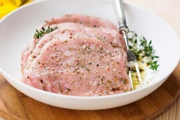 Etinizi marine etmek iin deerlendirebilirsiniz  <br>  4 yemek ka ay, lk suyla 5 dakika demleyin. Demi szdkten sonra ay  bardak esmer ekerle kartrn ve eker zlene kadar bir kenarda bekletin. Bu arada eti tercihinize gre soan, sarmsak ve baharatlarla piireceiniz kaba yerletirin. zerine hazrladnz ay karmn dktkten sonra bu ekilde nceden sttnz frna koyun. Krmz et, ay sayesinde lokum gibi yumuak olacak.