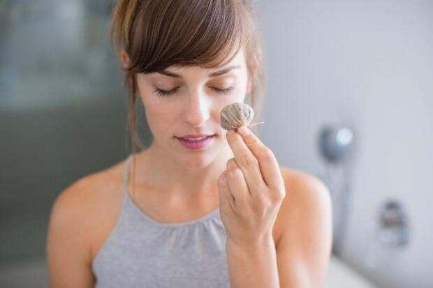 Gz alt halkalarna son!  <br>  2 adet ay poetini lk suda slatn ya da zerinden fazla zaman gemediyse itiiniz ay poetlerini de kullanabilirsiniz. ay poetlerini gzlerinizin zerinde 20 dakika bekletin. ayn ieriindeki tanen maddesi gzlerinizdeki iliin inmesini salayacaktr.