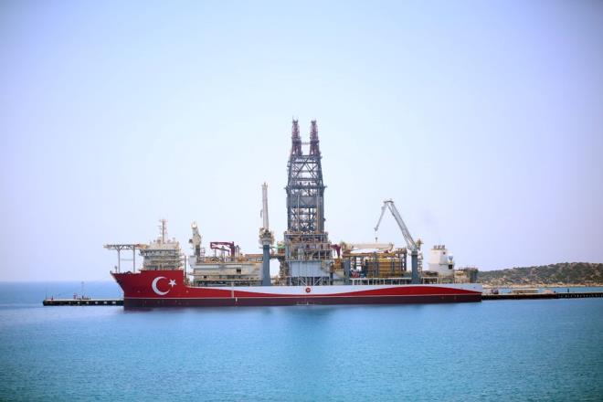 Geminin d yzeyine Trk bayra ilendi, bir yzeyi de krmz-beyaza boyand.