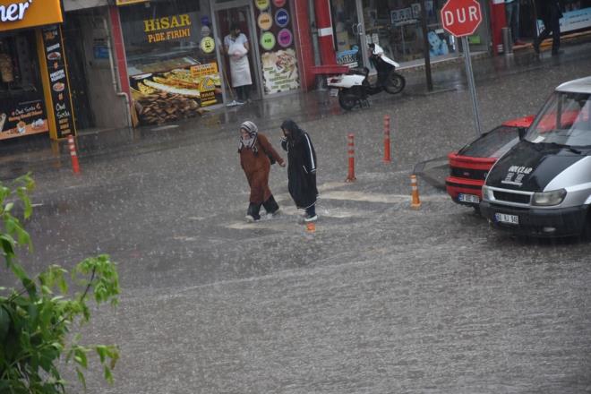Sivas'ta saat 16.00 sralarnda yaklak 20 dakika etkili olan saanak nedeniyle cadde ve sokaklar gle dnd.