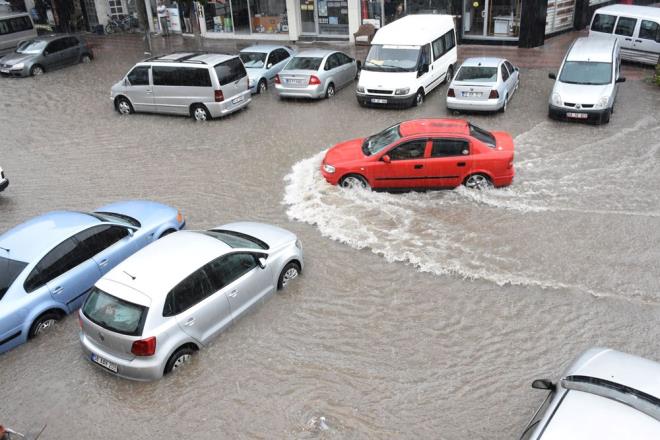 Aralar, aniden ykselen su birikintilerinin iinde ilerlemekte glk ekti. Kent merkezinde zemin katta bulunan baz i yerlerini su bast. Afyon Sokak'ta baz esnaf kova ve kreklerle dkkanlarna dolan yamur suyunu tahliye etmeye alt.
