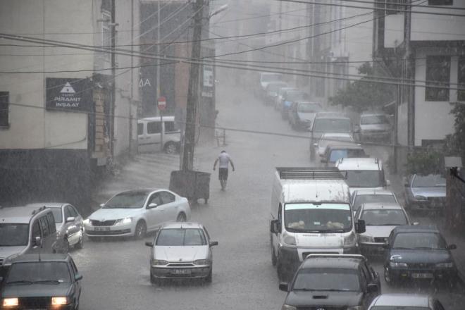 Birka arata hasar olduunu belirten Bilgin, "Baz blgelerde bodrumlara su dolmu. Onun dnda nemli bir ey yok. Ekiplerimiz almalarn srdryor. Bizler de sahada yakndan takip ediyoruz. Tm hemehrilerimize gemi olsun" diye konutu.