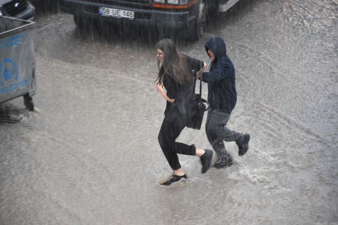 'METREKAREYE 30 KLOGARAM YAI DT'    Blgede inceleme yapan Sivas Belediye Bakan Hilmi Bilgin, "Son yllarda iklim deiiklikleri nedeniyle zaman zaman farkl durumlar yayoruz. Meteorolojiden aldmz bilgilere gre metrekareye 30 kilogram ya dm. Bu da doal olarak belli blgelerde skntlar oluturdu" dedi.
