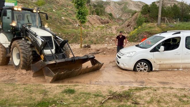 Blgede seyir halindeki bir hafif ticari ara ve minibs amura sapland. hbar zerine blgeye gelen Sivas Belediyesi ekipleri yolda temizlik almas balatt, amura saplanan aralar da zincir balanarak ekildi.