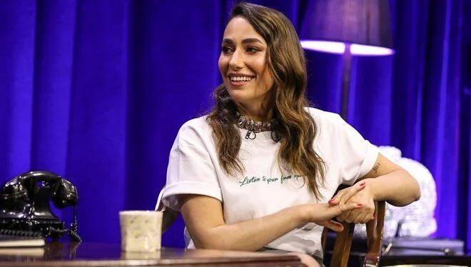 Uak fobisi olduunu anlatan Ruan, ?Ben uaa ok ge yata bindim ve benim hayalimde hostesler hep ok gzel giyinir, trnaklar gzeldir ve ua kullanabilirlerdi. Yani ocukken dndm ey u; hem ok gzel giyiniyorlar yani neden hostes olmayaym ki? Elbette uaa binince ua kullanmadklarn rendim. Zaten zamanla bende uak fobisi geliti maalesef. imdi uaa binince hostesin gzlerinin iine bakp bir gven mekanizmas kuruyorum? dedi.