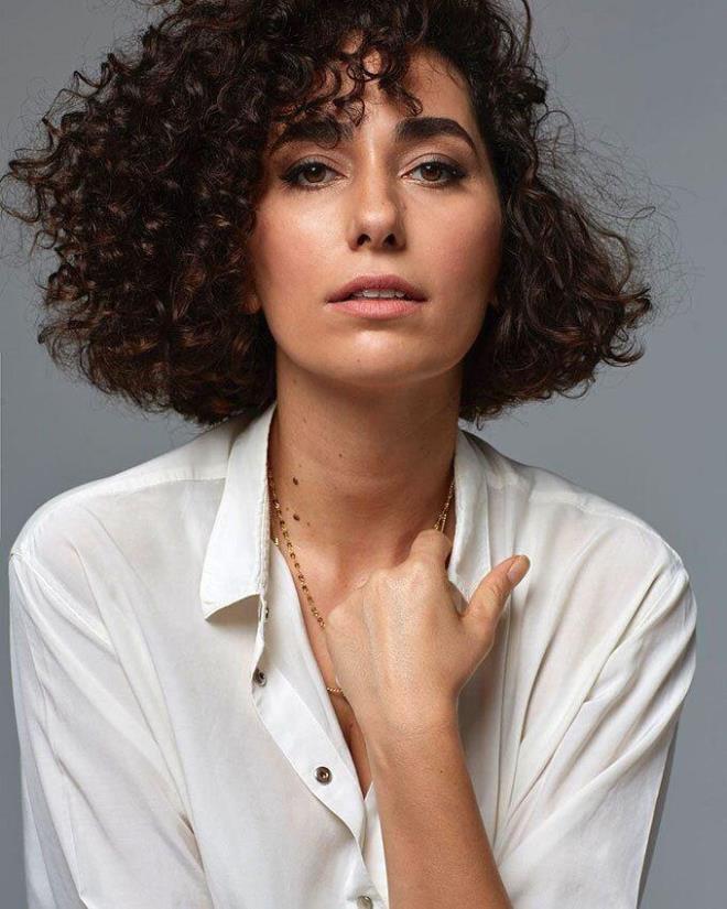 Yeni projelerde yer almaya devam ediyor. Esra Ruan, 1.68 cm boyunda ve 58 kilodur. 6 yldr evli olduu ynetmen Fatih Kzlgk ile Kasm 2020'de boand.