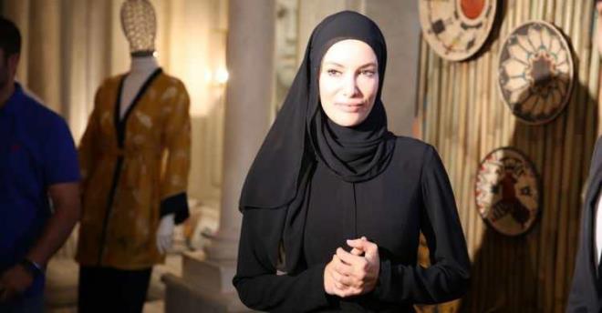 Kap kap dolaan Gamze zelik, medyatik btn ortamlardan da olabildiince uzak durmaya alyor. Sosyal medyay aktif kullanan buradanda takipilerini yardmlara ve balara tevik eden zelik, ayrca su kuyular ve eitli lkelerde medreseler atryor.