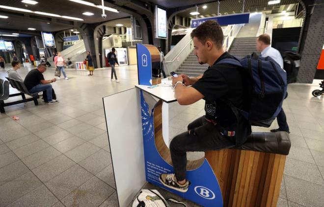 Mekanizmay reten "WeWatt" adl Belikal irketin internet sitesindeki bilgilere gre, Brksel'deki tren istasyonuna yerletirilen mekanizmann aynsndan Belika'nn Anvers ve Liege gibi kentlerindeki istasyonlarn yan sra dnyann birok lkesinde alveri merkezi, turistik mekanlar ve toplu ulam merkezleri gibi alanlarda da bulunuyor.