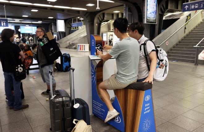 Cassimiro, "Telefonumu arj etmek iin buraya koyuyorum ve ok iyi alyor. stelik cretsiz ve herkes ulaabiliyor. Biraz da spor yapmak iin de faydalanyoruz. Ayn zamanda doa iin de ok iyi, doaya zarar yok." diye konutu.    Mekanizmayla pedal evirerek 230 volt ve 150 vata kadar elektrik retilebiliyor.