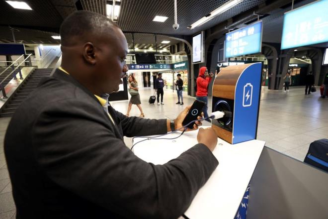 Yolcular, bu bisikletlerle trenlerini beklerken pedal eviriyor ve kendi elektriklerini kendileri reterek telefon, tablet veya dizst bilgisayar gibi mobil cihazlarn arj edebiliyor.