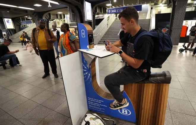 Yoldayken telefonun arjnn bitebileceini, bunun herkesin bana gelebileceini belirten Lokandja, "Bazen burada treni beklemek iin zaman geiriyoruz ve birden telefonun arj bitebiliyor. Hem cretsiz hem de nemli bir kurtarc. ok iyi dnlm. Telefonun arjn doldurmasndan da te verdii baka bir fayda daha var. O da spor yaptrmas. u anda hem telefonumu arj ediyorum hem de pedal eviriyorum." ifadesini kulland.