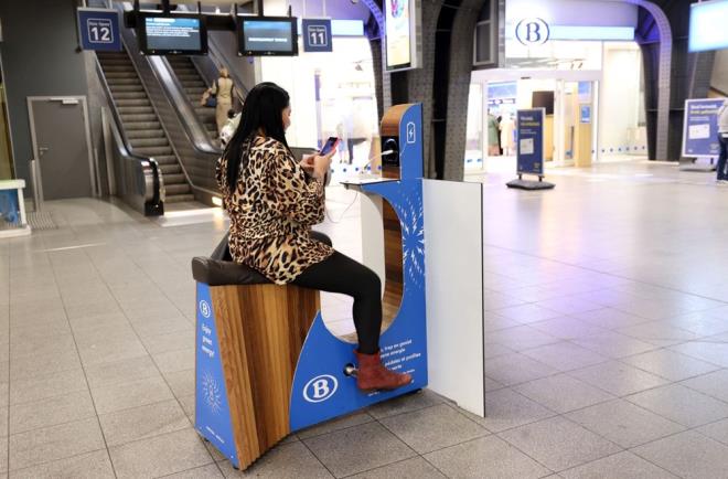 Brksel'deki Gney Tren stasyonu'nda bulunan 4 adet sabit bisikletle pedal evirerek elektrik retilebiliyor.