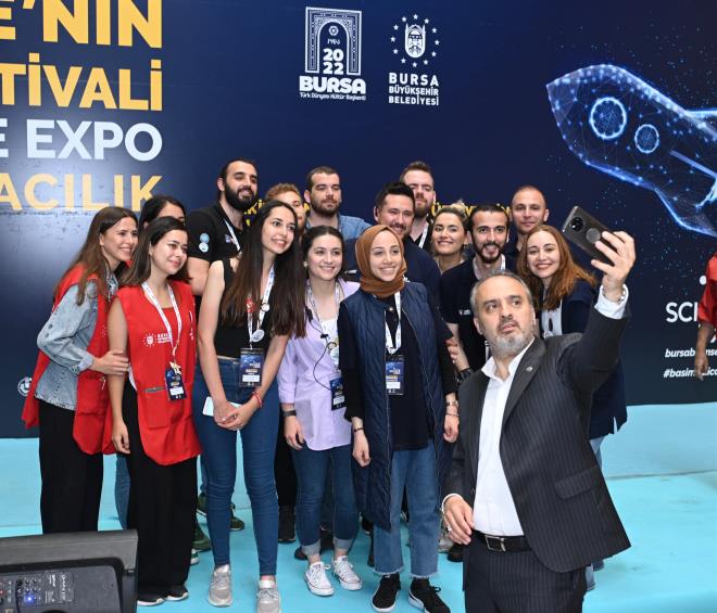 Bilimi ulalmaz ve zor olmaktan karp, toplumun tm kesimlerini bilimle buluturmak amacyla Bursa Bykehir Belediyesi tarafndan 2012 ylnda kk bir bilim enlii olarak balatlan, bugn Trkiye'nin en byk ve dnyann sayl bilim festivallerinden biri haline gelen Science Expo, bu yl 'Uzay ve Havaclk' temasyla yaklak 250 bin ziyaretiyi arlad. Trk Hava Yollar isim sponsorluunda, BEBKA destei ile Bursa l Mill Eitim Mdrl, Bursa Uluda niversitesi, Bursa Teknik niversitesi, BTSO, GUHEM, KUR ve BKO ibirlii ile hayata geirilen festival, bu yl TYAP Fuar Merkezi ile GUHEM ve BTM bahesinde Bursallara bilimle dolu 4 gn yaatt. Trkiye Uzay Ajans, Aselsan, Roketsan, THK, Solotrk, Trk Havaclk ve Uzay Sanayi, Uu Okullar, Bursa Orman Blge Mdrl, Bursa Emniyet Mdrl, Bursa l Jandarma Komutanl ve AFAD gibi yerel ve ulusal birok kamu kurumu, zel irket, okul ve sivil toplum kuruluunun yer ald 9. Science Expo, son gnnde de yamura ramen ziyareti aknna urad. Science Expo kapsamnda dzenlenen Zeka Oyunlar, Meslekler Yaryor ve Tasarla-Yap-Uur yarmalarnda dereceye giren renciler de festival kapannda dzenlenen trenle dllerine kavutu.