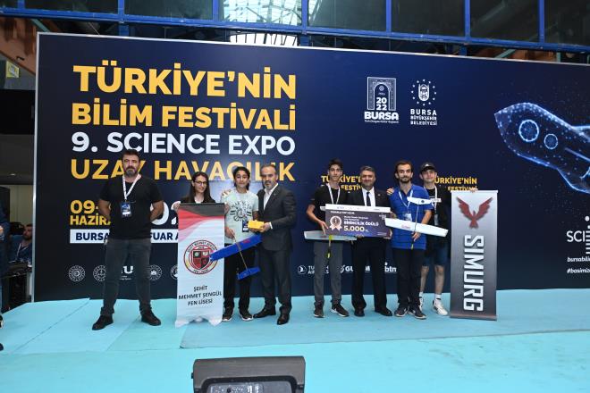  gibi byyor<br>  Bursa Bykehir Belediye Bakan Alinur Akta da festivalin son gnnde GUHEM bahesine kurulan stantlar gezdi. Sergilenen teknoloji harikas rnleri yakndan inceleyen Bakan Akta, bilim merakllar ile de sohbet etti. Science Expo'nun 2012 ylnda bir enlik olarak baladn hatrlatan Bakan Akta, 'Geleceimizin teminat olan yavrularmzn ve genlerimizin akas youn ilgisiyle her geen gn  gibi byyen bir organizasyona dnt ve bu yl 250 bini akn ziyaretiye ulat. Daha yksek katma deerli ihracat iin, daha yksek teknoloji iin, lkemizin daha gzel yarnlar iin ben bu organizasyonu ok nemsiyorum. lkemizin muhakkak surette uzay ve havaclkla alaka ok nemli hedefleri var ama Bursa zelinde biz bunun altn doldurmak, daha gzel eylere imza atmak iin ok heyecanlyz, gayretliyiz. Bunun teminat da 9. Science Expo'dur, GUHEM'dir, Bilim Teknoloji Merkezi'dir. Emei geen herkese ok teekkr ederim' dedi.