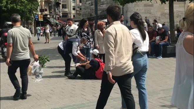 Barmalar duyup gelen bir trafik polisi kavgay sonlandrd.