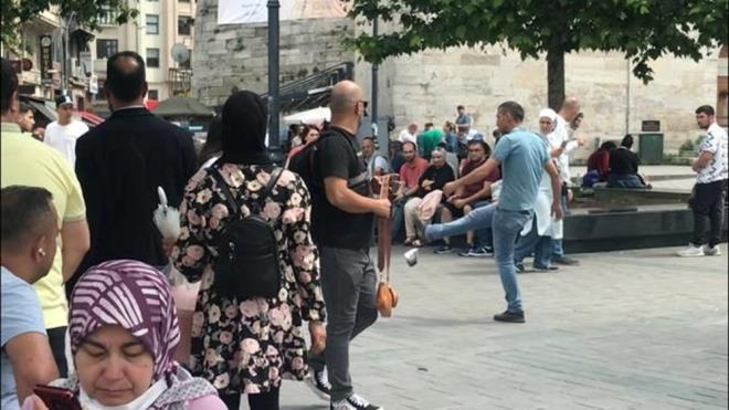 "Ben orap satyorum. Adam 4 lira verdi, orabn 15 lira olduunu syledim. Sonra orab almad bana 'hrsz' dedi.