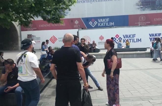 Kadna yardm eden kii ile saldrgan arasnda kavga knca evredekiler araya girdi.