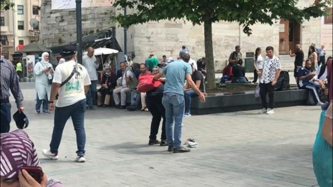 stanbul'da Eminn Meydan'nda getiimiz cumartesi gn saat 15.00 sralarnda seyyar satclk yapan kadn ile orap alacan syleyen kii arasnda fiyat tartmas kt.