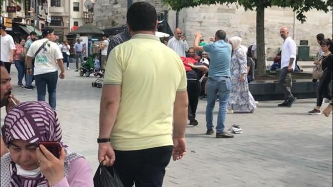 '15 liraya satyorum' dedim, sonra benim kolumu tutup evirdi. Bana vurdu, sonra polisler geldi.''