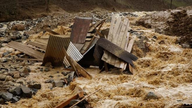 ''KAZILARIN TAMAMI BZE HEYELAN OLARAK GER DNYOR''    Krsalda geliigzel yaplan yol ama almalarnn heyelanlar tetiklediini belirten AFAD l Mdr mer Kratl, unlar syledi: