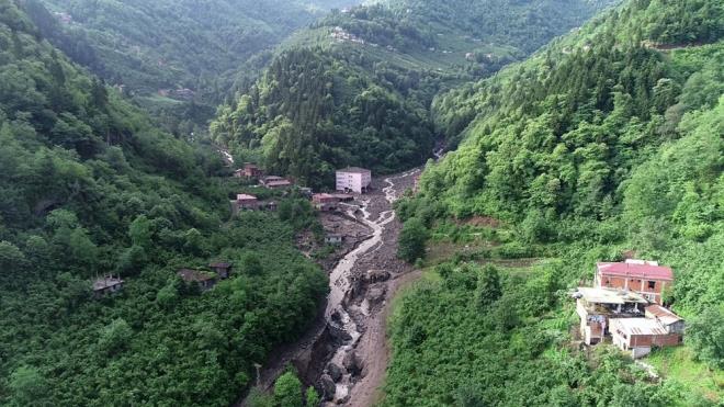 Trkiye'de en fazla heyelan grlen iller arasnda yer alan Trabzon?da, Afet ve Acil Durum (AFAD) Mdrl ile Karadeniz Teknik niversitesi (KT) tarafndan Afet Risk Analiz Sistemi (ARAS) projesi kapsamnda mevcut tehlike ve risklerin mekansal olarak nerelerde ve ne dzeyde olduunun ortaya konulabilmesi amacyla heyelan tehlike haritas hazrland.