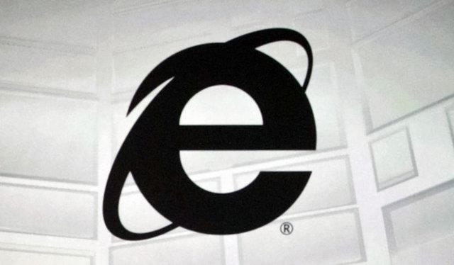 Windows?un Ekim 1997?de kard Internet Explorer 4. Srmyle, Netscape kan kaybetmeye balad. Microsoft iletim sistemi pazarndaki tekel durumunda olmasnn avantajn kullanarak Internet Explorer' Windows'a n tanml ana internet taraycs yapt. Windows iletim sisteminden elde edilen kazan IE?nin gelitirilmesine harcand. Yaplan iyiletirmeler ile birlikte, internet kullanclar, aldklar bilgisayarda hali hazrda kurulu bir ekilde bulunan IE yerine baka bir tarayc arama ihtiyac duymamaya balad ve Internet Explorer pazar payn byk lde artrarak birincilii elde etti.