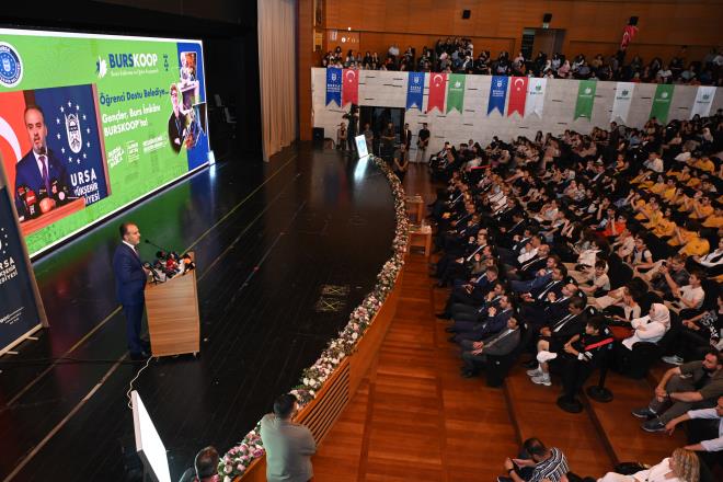 Hem rencilere hem de ailelerine destek salamak amacyla bu konu zerinde youn mesai harcadklarn dile getiren Bakan Akta, ?Ticaret Bakanl ile youn grmeler neticesinde Bursa Kalknma ve Eitim Kooperatifi?ni kurduk. Bursa Ticaret Sicil Mdrl'ne de tescil edildi. Peki buna belediye mi para aktaracak? Hayr. Kanunen bu mmkn deil. Belediyenin 8 tane ayr itiraki var, yine bu oluuma ok sevinen i insanlar var. Dolaysyla bu desteklerle bu yl mart ayndan itibaren 3000 niversite rencimize 500?er TL burs vermeye baladk. Ayn uygulamay 2022-2023 dneminden itibaren meslek liselerinde uygulamaya balyoruz. Bursa gibi 18 tane Organize Sanayi Blgesi olan, binlerce nemli sanayi kuruluu olan, bu lkenin 60 yllk ryas olan TOGG?u da bnyesinde gerekletirilecek olan Bursa?mza ve dolaysyla lkemize nitelikli insan yetitirmeyi hedefliyoruz. lgili blmleri tercih eden 5000 rencimize 300?er TL burs vereceiz. Bu destei lkemizin yarnlarna yaplan yatrm olarak gryoruz. Bizler genlerimize bambaka bir Bursa bambaka bir Trkiye sunmak adna elimizden gelen gayreti ortaya koyacaz? diye konutu.
