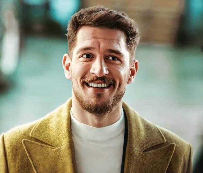 "ZAYIFLA ARTIK LECEKSN"  <br>  Her rol iin imajn tazeleyen oyuncu "Annem salmdan dolay ok endieleniyordu ve bana 'Sen uyurken yatandan garip sesler geliyor. Zayfla artk, leceksin' diyordu. Onun srarlar zerine bir diyetisyene gittim. Eve geldiimde annem listeyi grd ve 'Bu listeyi sana diyetisyen vermi olamaz burada ok yemek var' diyerek bana inanmad." eklinde itirafta bulunmutu.